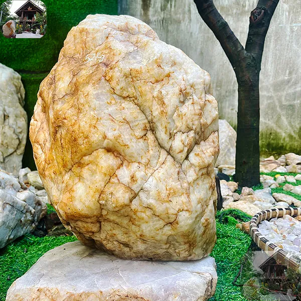 Đá thạch anh thô trấn trạch 52kg, cao 46.5cm x ngang 34cm - K260
