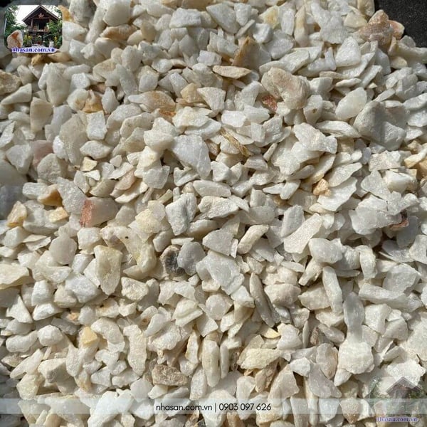 Small crushed quartz stone size 0.3x0.5cm