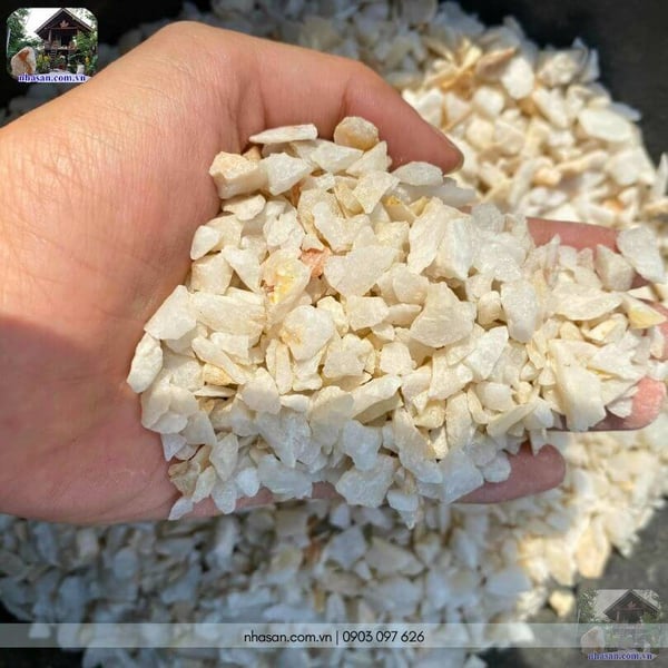 Small crushed quartz stone size 0.3x0.5cm
