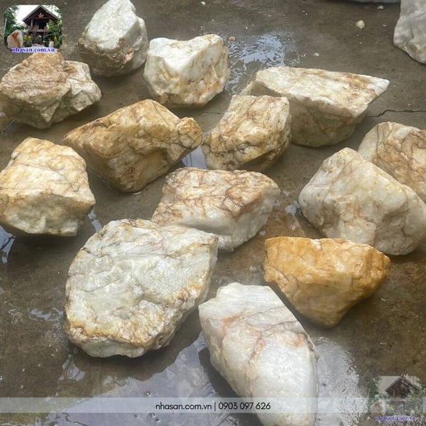 Monolithic white quartz stone
