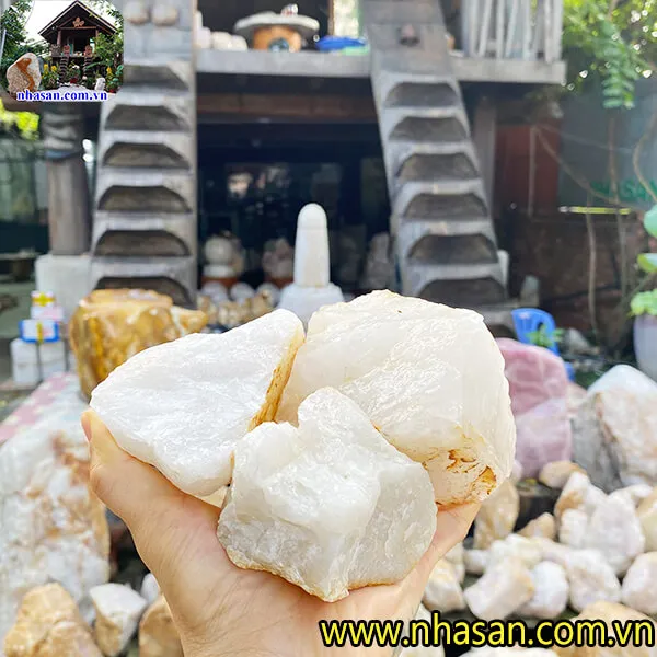 Đá thạch anh vụn cỡ 4x6 cm trắng