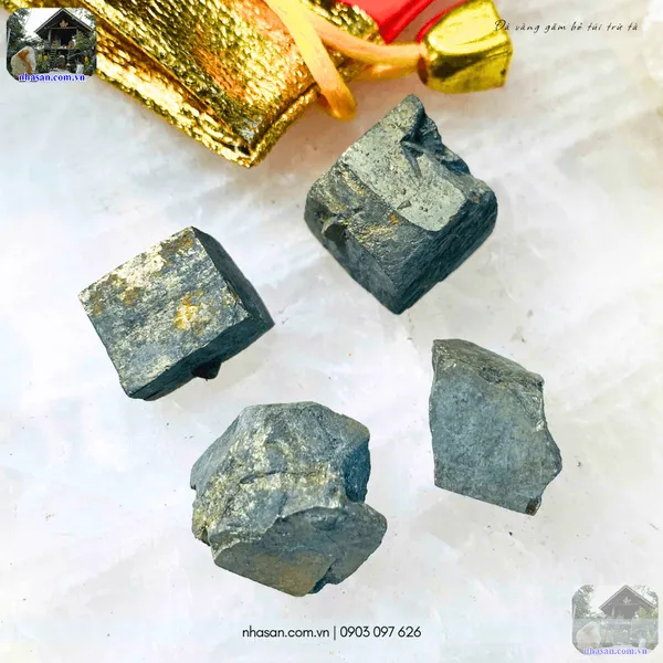 Đá vàng găm bỏ túi trừ tà
