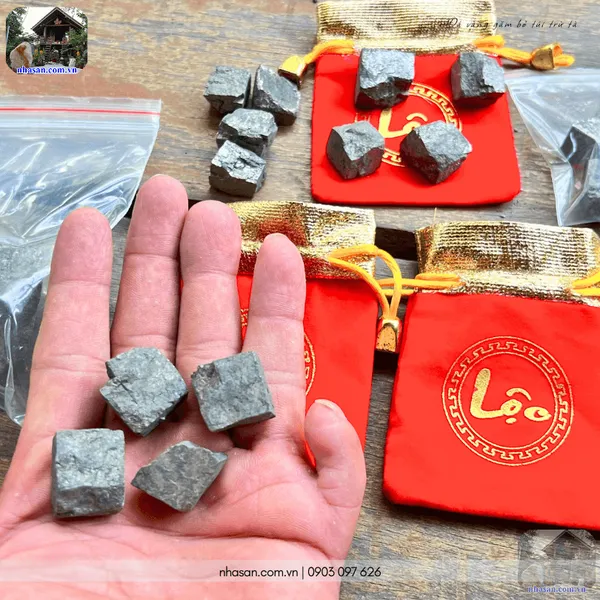 Đá vàng găm bỏ túi trừ tà