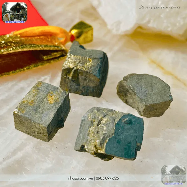Đá vàng găm bỏ túi trừ tà