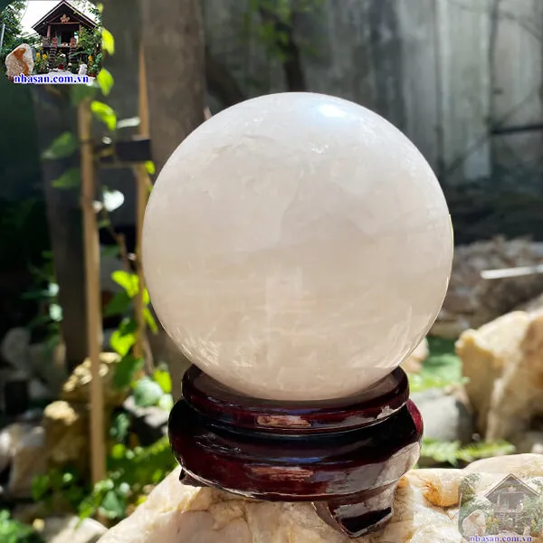 Quả cầu thạch anh trắng QC1291 nặng 1.08kg, đường kính 9cm