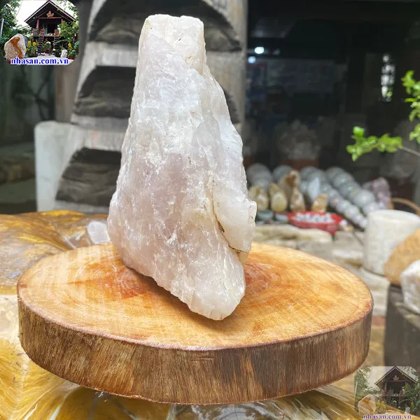 Viên đá thạch anh hồng 2.16kg (14x17 cm) vật phẩm phong thủy để bàn làm việc