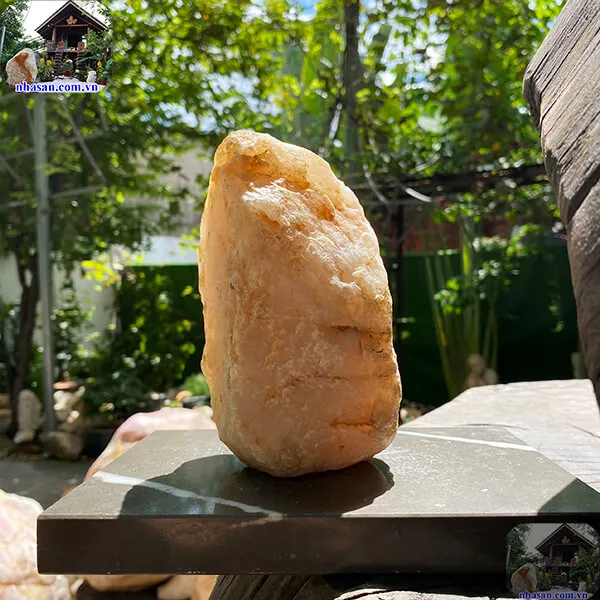 Thạch anh hồng thô 1.24kg, cao 14cm x ngang 9cm - K256