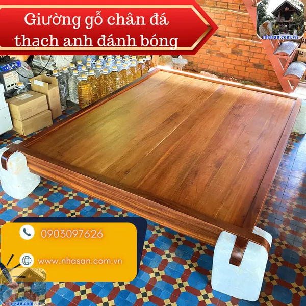 Giường gỗ chân đá thạch anh đánh bóng