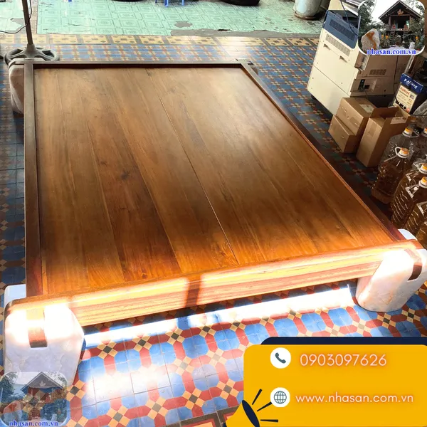 Giường gỗ chân đá thạch anh đánh bóng