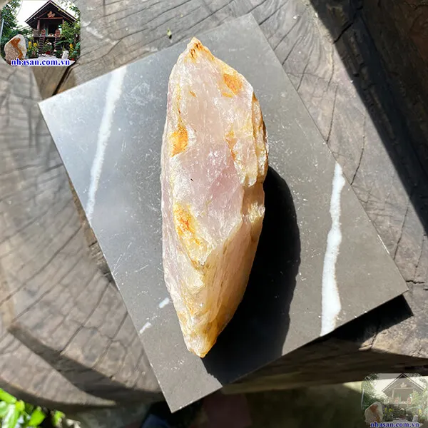 Đá thạch anh hồng thô 0.84kg, cao 8cm x  ngang 15 cm - K251
