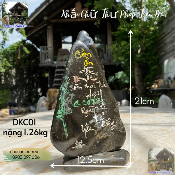 Khắc chữ thư pháp trên đá DKC01 nặng 1,26kg, kích thước: cao 21cm x ngang 12,5cm
