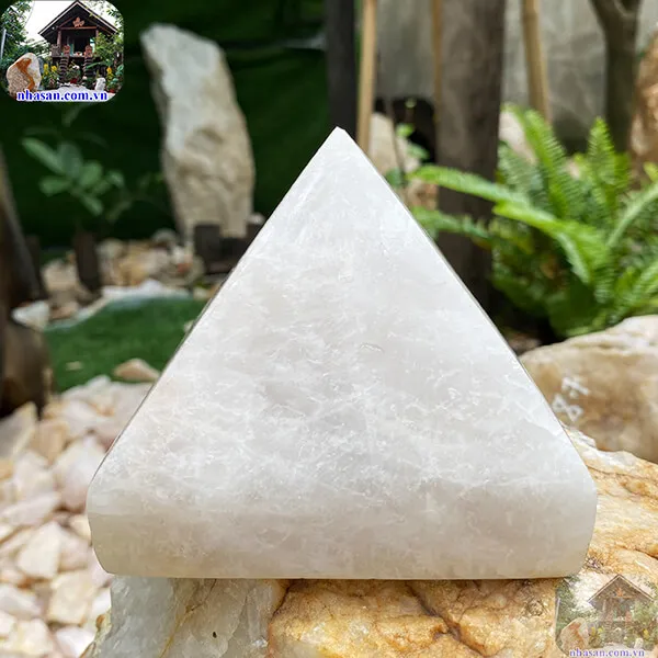 Kim tự tháp bằng đá thạch anh 1.16kg,  cao 8.5cm x ngang 10cm - T663