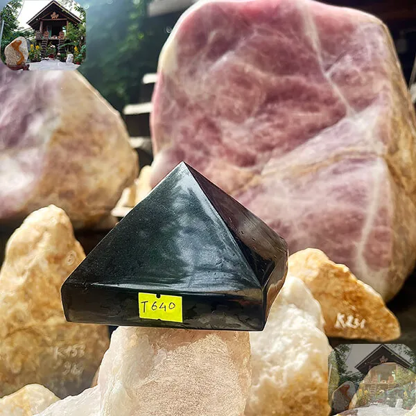 Kim tự tháp đá bồ kết đen 1.02kg, cao 7cm x ngang 10cm - T640