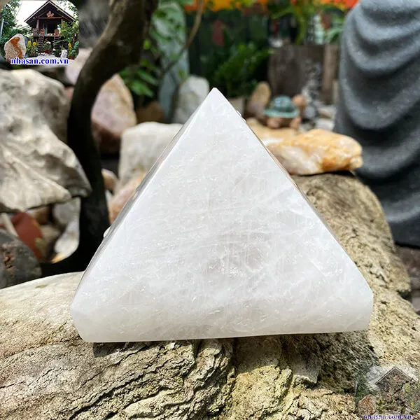Kim tự tháp thạch anh trắng 1.12kg, cao 8cm x ngang 10cm - T662