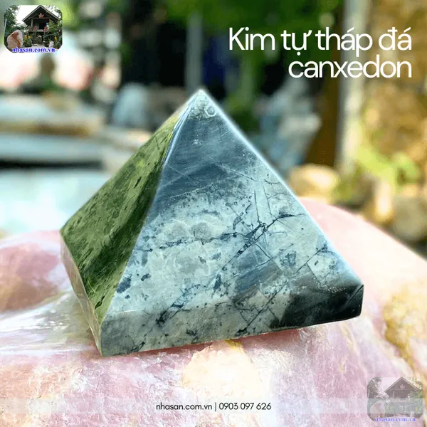 Kim tự tháp đá canxedon T742 nặng 1.1kg, cao 8.5cm x ngang 10cm