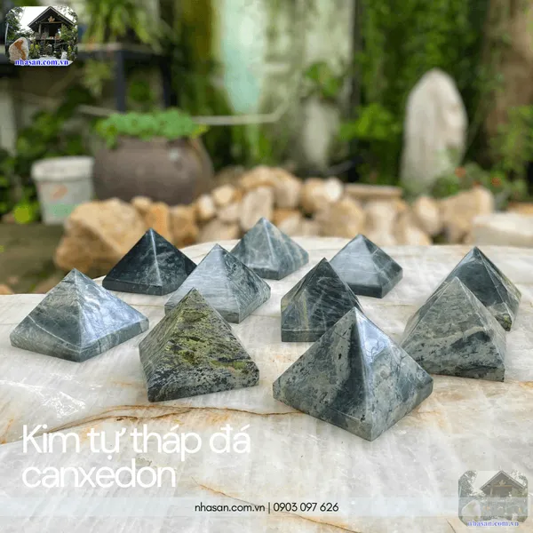 Kim tự tháp đá canxedon T742 nặng 1.1kg, cao 8.5cm x ngang 10cm