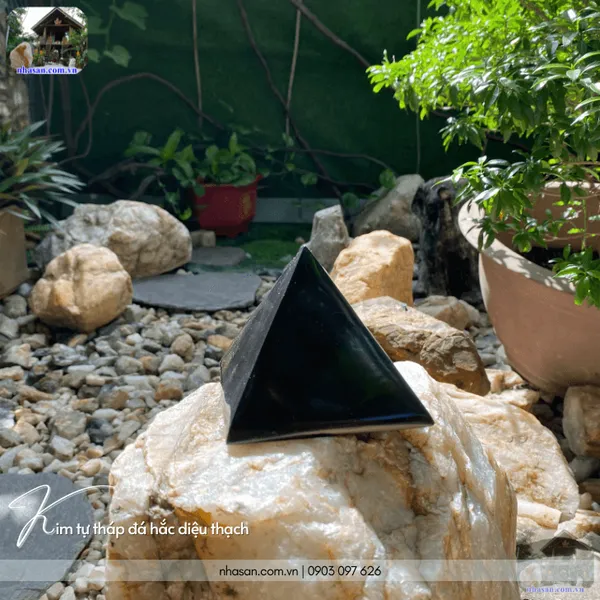 Kim tự tháp đá hắc diệu thạch 700gr, cao 7.5cm x ngang 9cm - T722
