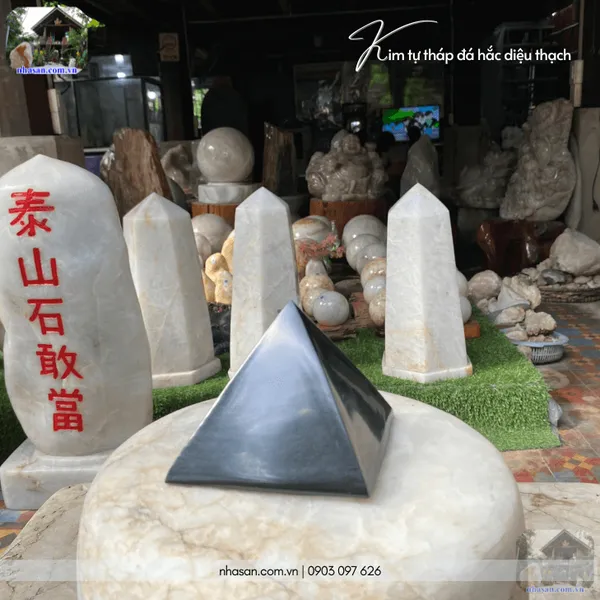 Kim tự tháp đá hắc diệu thạch 700gr, cao 7.5cm x ngang 9cm - T722