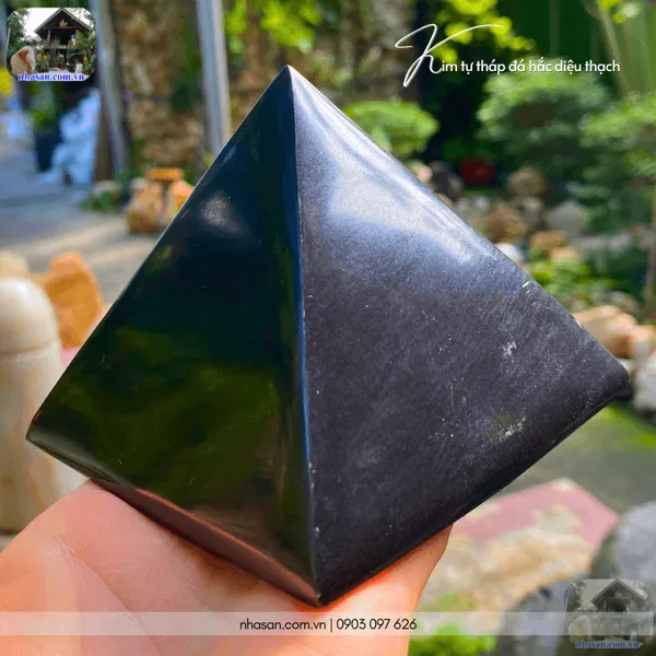 Kim tự tháp đá hắc diệu thạch 700gr, cao 7.5cm x ngang 9cm - T722