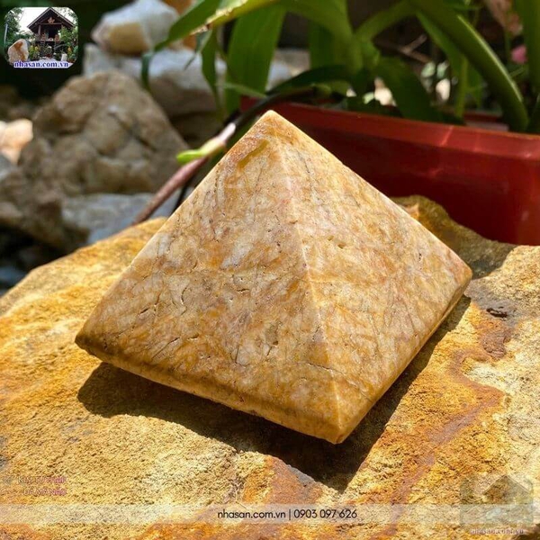 Kim tự tháp đá mã não 0.8kg, cao 10.5cm x ngang 10.5cm - T478