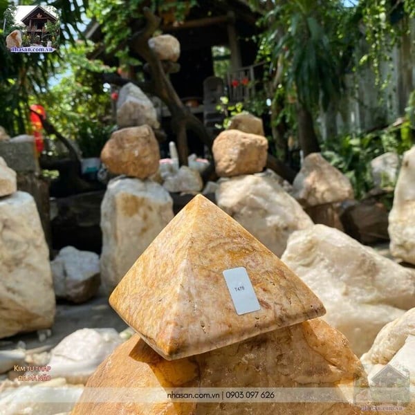 Kim tự tháp đá mã não 0.8kg, cao 10.5cm x ngang 10.5cm - T478