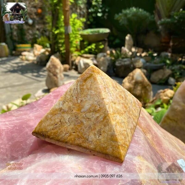 Kim tự tháp đá mã não 0.8kg, cao 10.5cm x ngang 10.5cm - T478