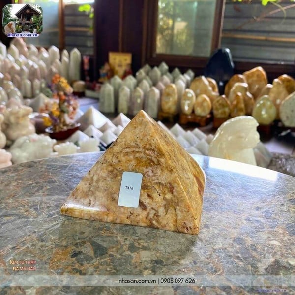 Kim tự tháp đá mã não 0.8kg, cao 10.5cm x ngang 10.5cm - T478