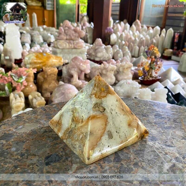 Kim tự tháp đá mã não tự nhiên 750gr, cao 10cm x ngang 10cm - T469