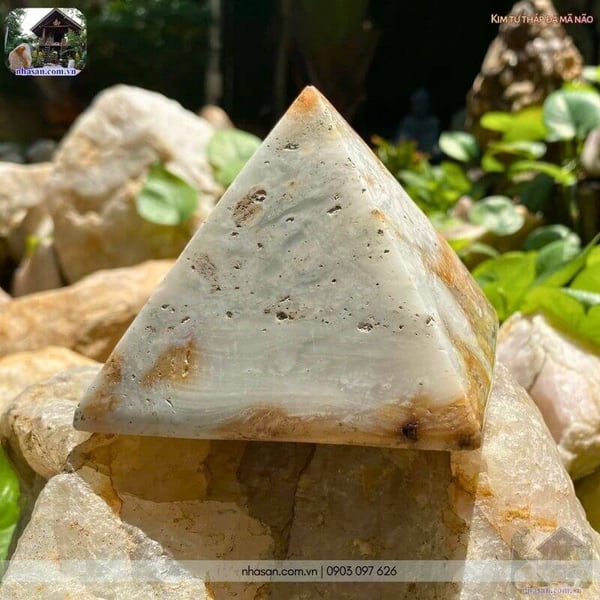 Kim tự tháp đá mã não tự nhiên 750gr, cao 10cm x ngang 10cm - T469
