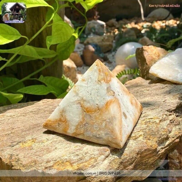 Kim tự tháp đá mã não tự nhiên 750gr, cao 10cm x ngang 10cm - T469