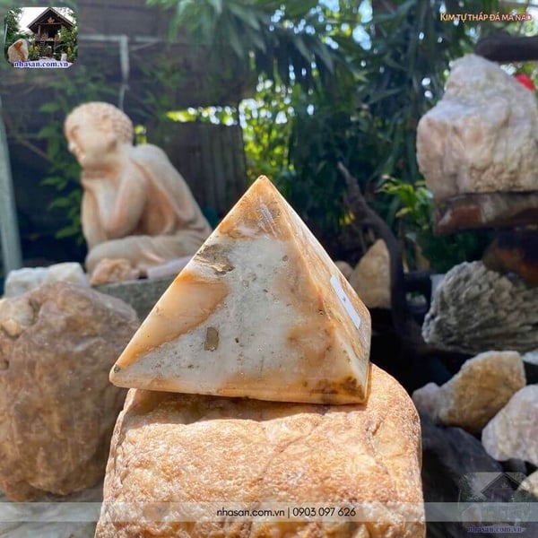 Kim tự tháp đá mã não tự nhiên 750gr, cao 10cm x ngang 10cm - T469