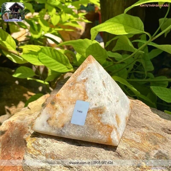 Kim tự tháp đá mã não tự nhiên 750gr, cao 10cm x ngang 10cm - T469