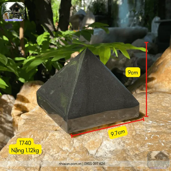Kim tự tháp đá mắt rồng đen 1.12kg, cao 9cm x ngang 9.7cm - T740