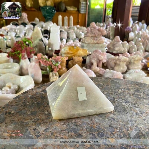 Kim tự tháp đá thạch anh hồng 1.16kg, cao 11cm x ngang 11.5cm - T464