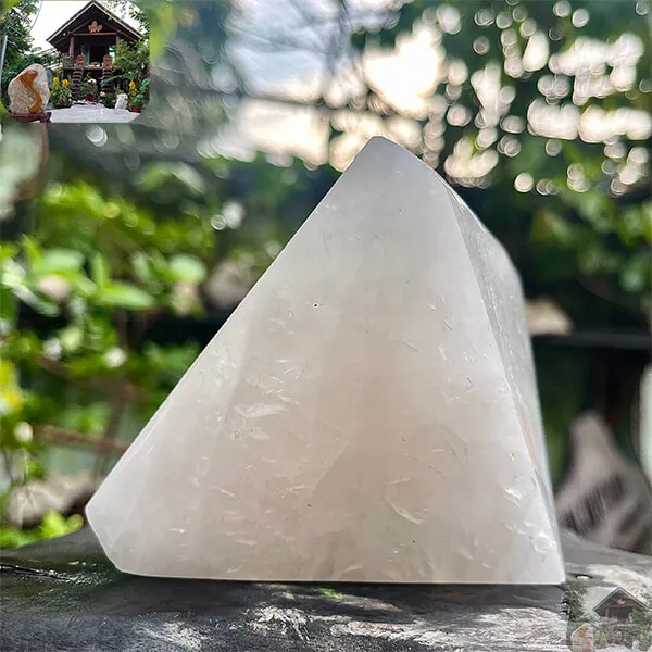 Kim tự tháp đá thạch anh 1.08kg, cao 8cm x ngang 10cm - T629