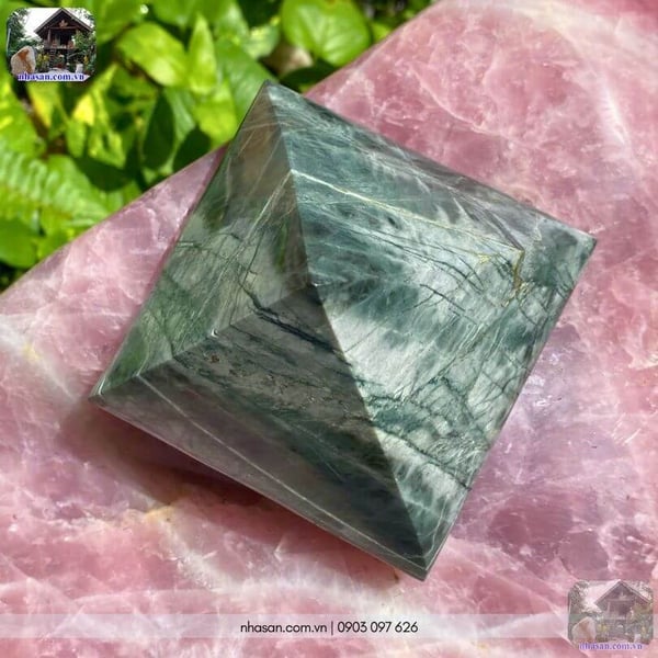 Kim tự tháp phong thủy đá canxedon 1kg (8.5x10cm) - T144