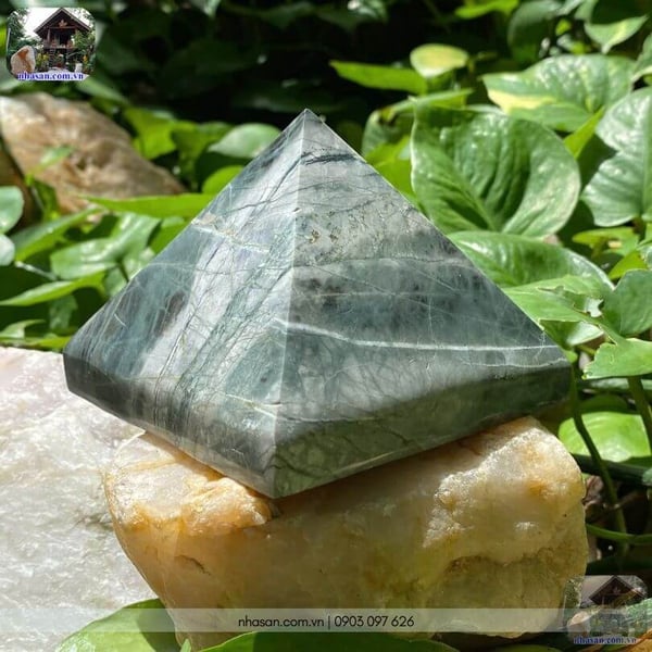 Kim tự tháp phong thủy đá canxedon 1kg (8.5x10cm) - T144
