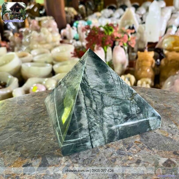 Kim tự tháp phong thủy đá canxedon 1kg (8.5x10cm) - T144