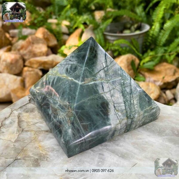 Kim tự tháp phong thủy đá canxedon 1kg (8.5x10cm) - T144