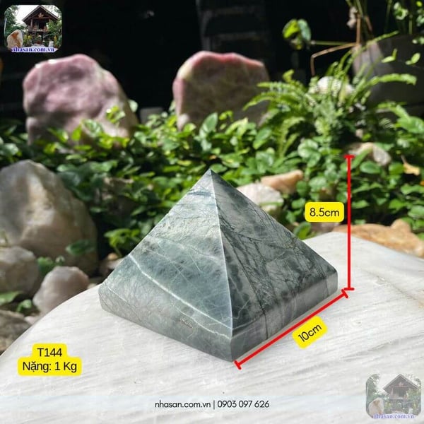 Kim tự tháp phong thủy đá canxedon 1kg (8.5x10cm) - T144