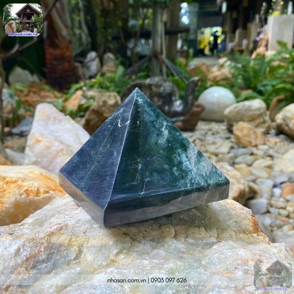 Kim tự tháp phong thủy đá canxedon T143 - 1kg (8.5x10cm)