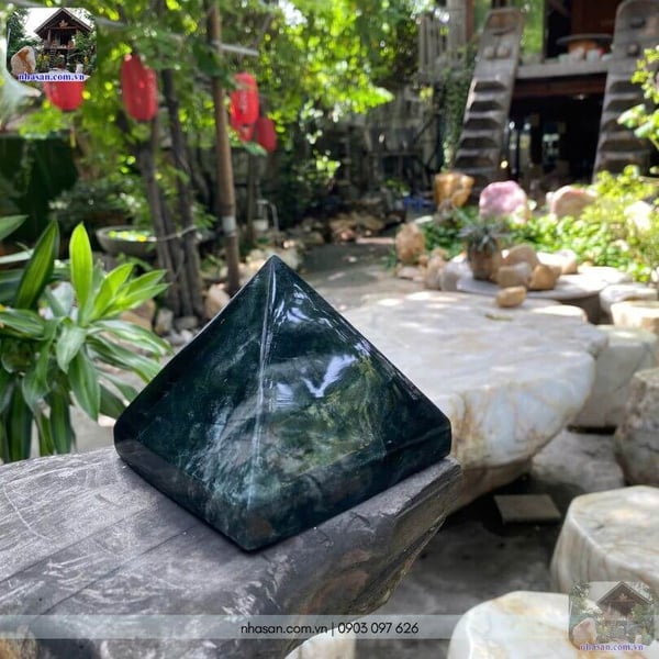Kim tự tháp phong thủy đá canxedon T143 - 1kg (8.5x10cm)