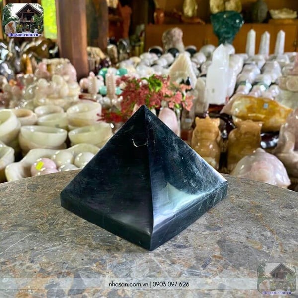 Kim tự tháp phong thủy đá canxedon T143 - 1kg (8.5x10cm)