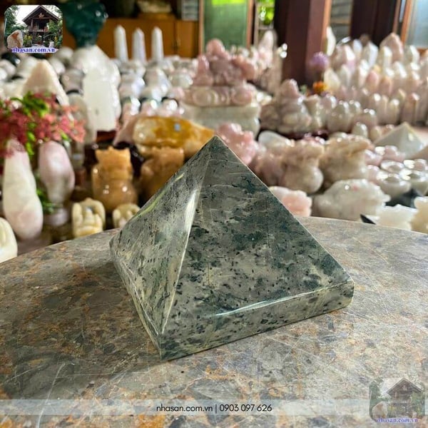 Kim tự tháp phong thủy đá canxedon T145-1.1kg (8.5x10.3cm)