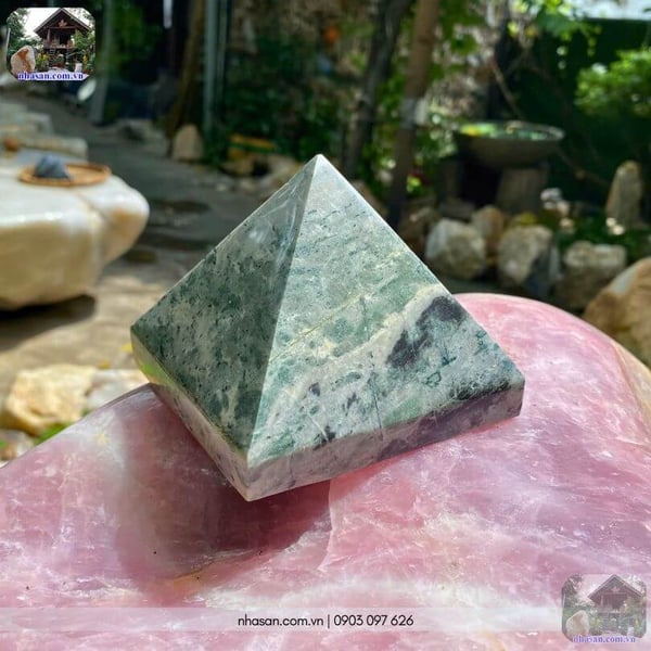 Kim tự tháp phong thủy đá canxedon T145-1.1kg (8.5x10.3cm)