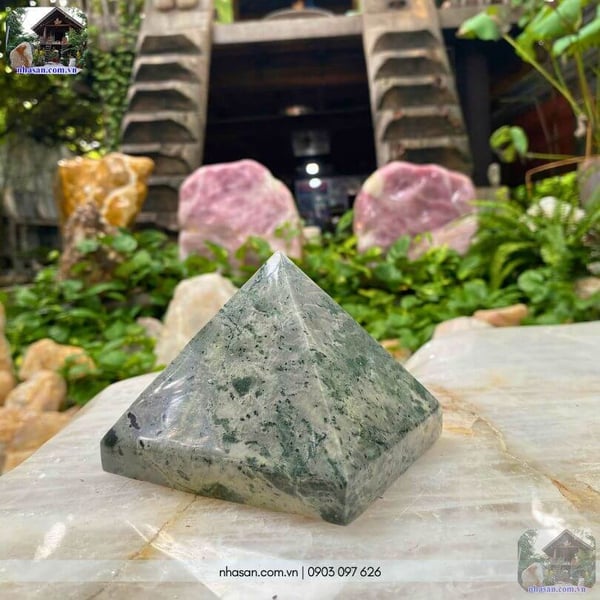 Kim tự tháp phong thủy đá canxedon T145-1.1kg (8.5x10.3cm)