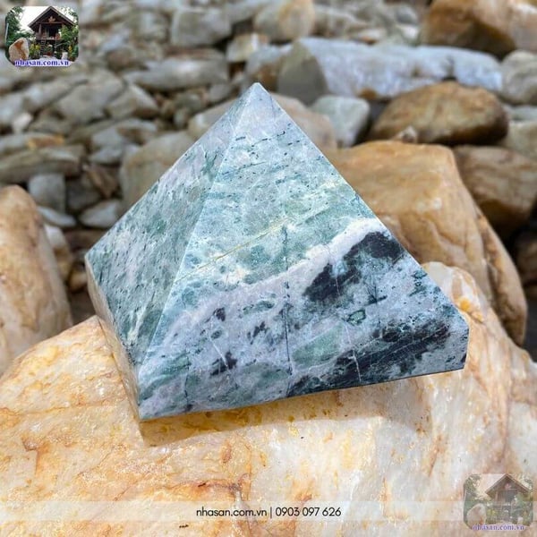 Kim tự tháp phong thủy đá canxedon T145-1.1kg (8.5x10.3cm)