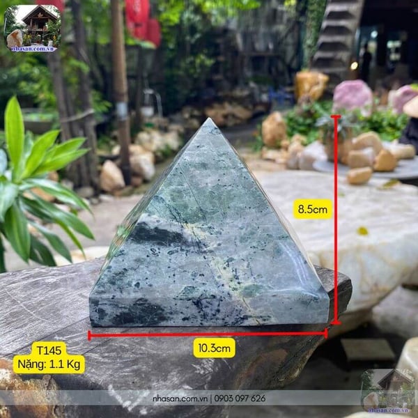 Kim tự tháp phong thủy đá canxedon T145-1.1kg (8.5x10.3cm)