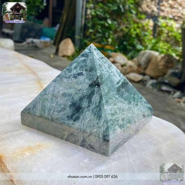 Kim tự tháp phong thủy đá canxedon T157 - 1.06kg