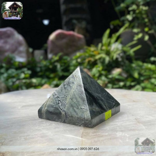 Kim tự tháp phong thủy đá canxedon T158 - 1.04kg